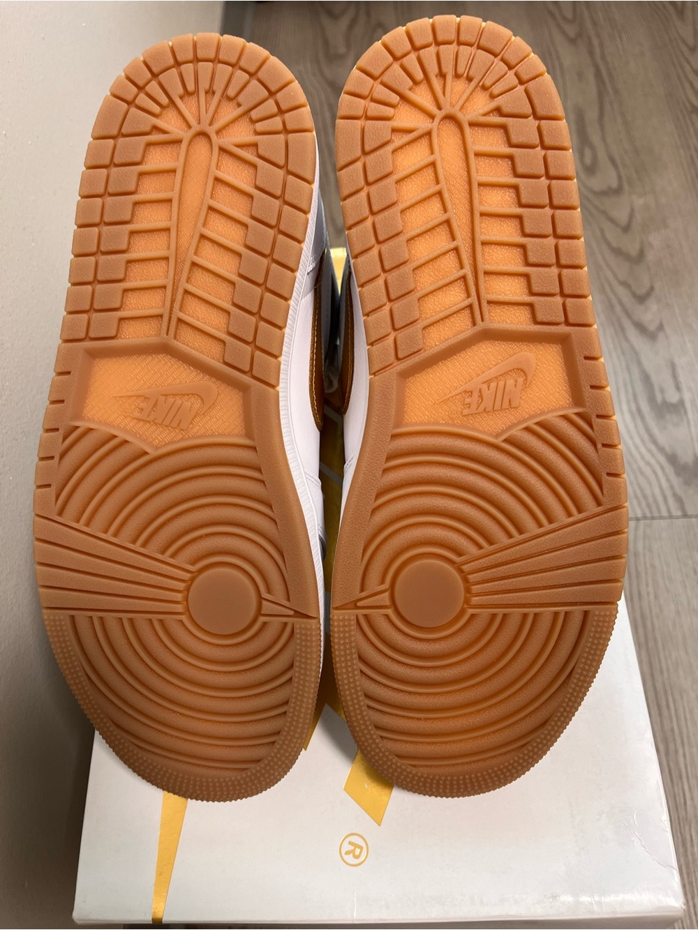 Air Jordan 1 Retro High OG "Metallic Gold" - Picture 6 of 6